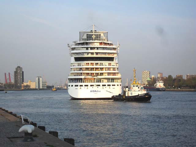 Cruiseschip ms AIDAdiva van AIDA Cruises aan de Cruise Terminal Rotterdam